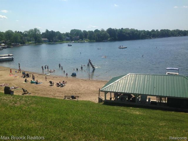 1146 S Long Lake Boulevard, Lake Orion, MI 48362