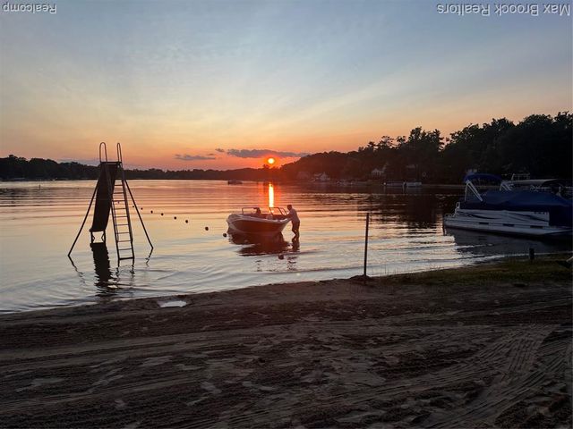 1146 S Long Lake Boulevard, Lake Orion, MI 48362