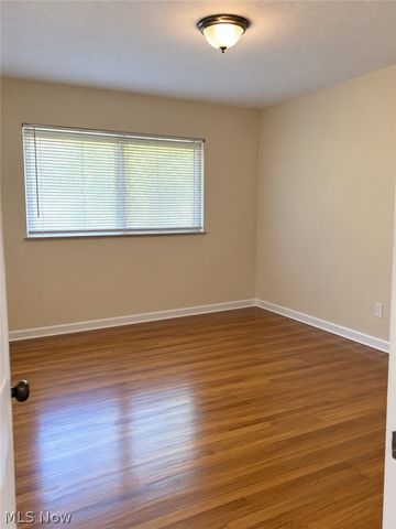 952 E Parkhaven Drive, Seven Hills, OH 44131