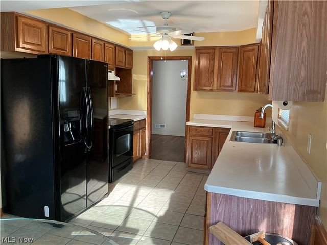 952 E Parkhaven Drive, Seven Hills, OH 44131