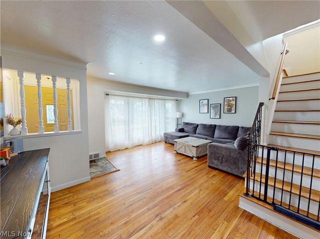 1339 Haverston Road, Lyndhurst, OH 44124