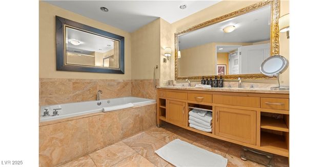 2000 North Fashion Show Drive 3709, Las Vegas, NV 89109