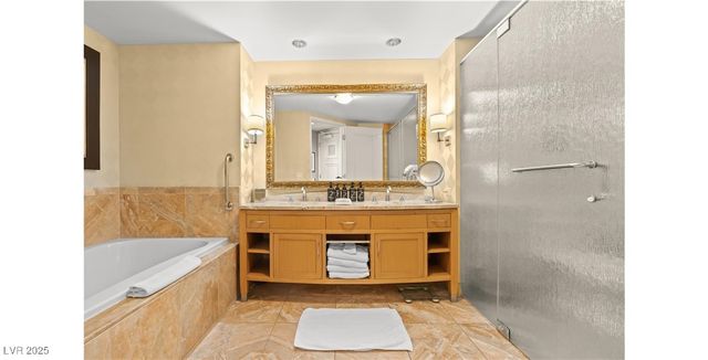 2000 North Fashion Show Drive 3709, Las Vegas, NV 89109