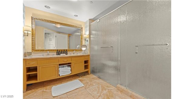 2000 North Fashion Show Drive 3709, Las Vegas, NV 89109