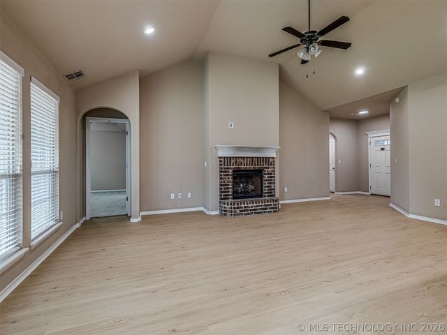 913 N Redbud Street, Jenks, OK 74037