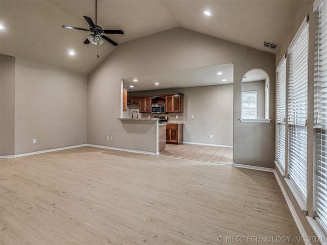 913 N Redbud Street, Jenks, OK 74037