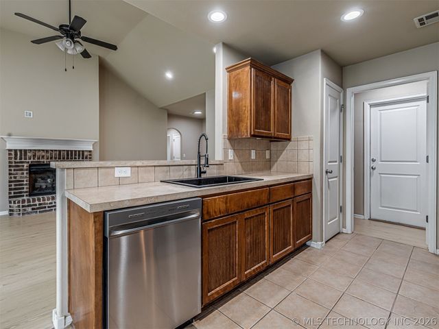 913 N Redbud Street, Jenks, OK 74037
