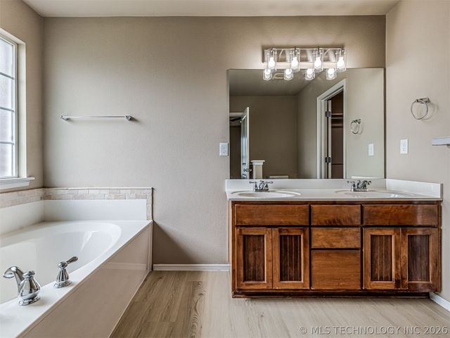 913 N Redbud Street, Jenks, OK 74037