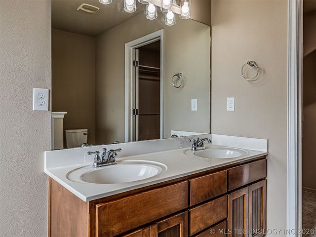 913 N Redbud Street, Jenks, OK 74037