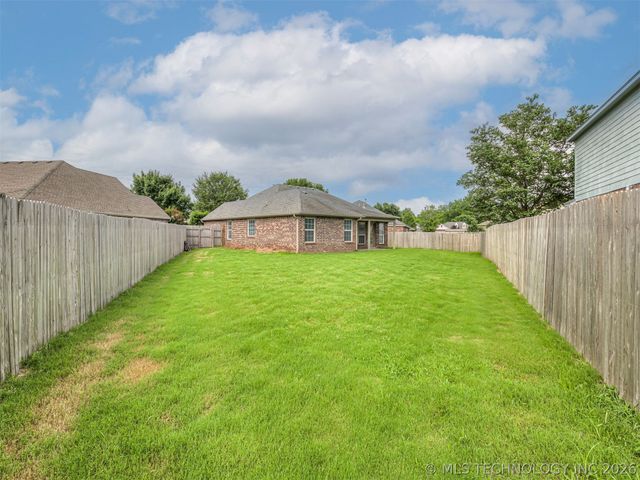 913 N Redbud Street, Jenks, OK 74037