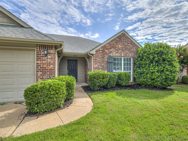 913 N Redbud Street, Jenks, OK 74037