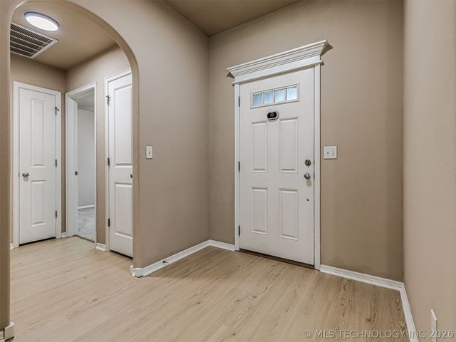913 N Redbud Street, Jenks, OK 74037