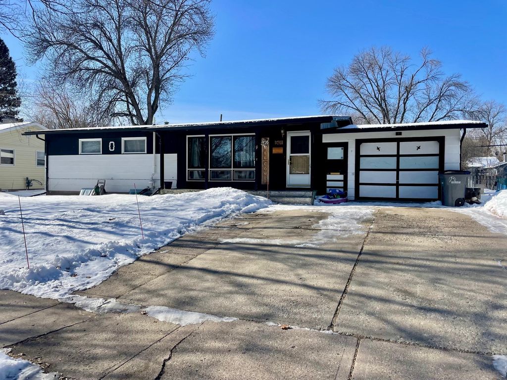 501 Maple Lane, Moorhead, MN 56560