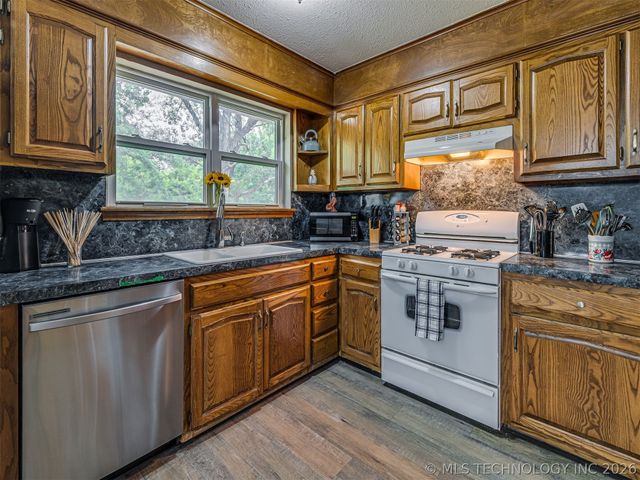 15505 S 291st East Avenue, Coweta, OK 74429