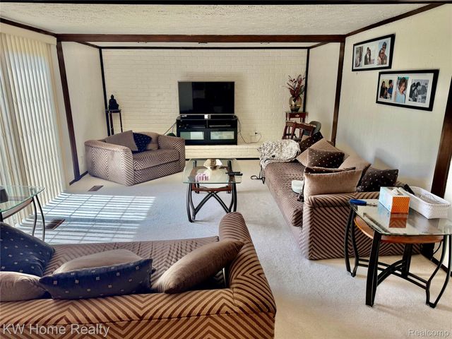 5481 S Piccadilly Circle, West Bloomfield Charter Township, MI 48322