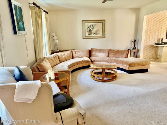 5481 S Piccadilly Circle, West Bloomfield Charter Township, MI 48322