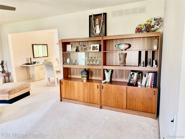 5481 S Piccadilly Circle, West Bloomfield Charter Township, MI 48322