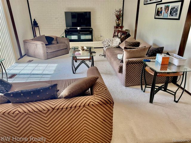 5481 S Piccadilly Circle, West Bloomfield Charter Township, MI 48322