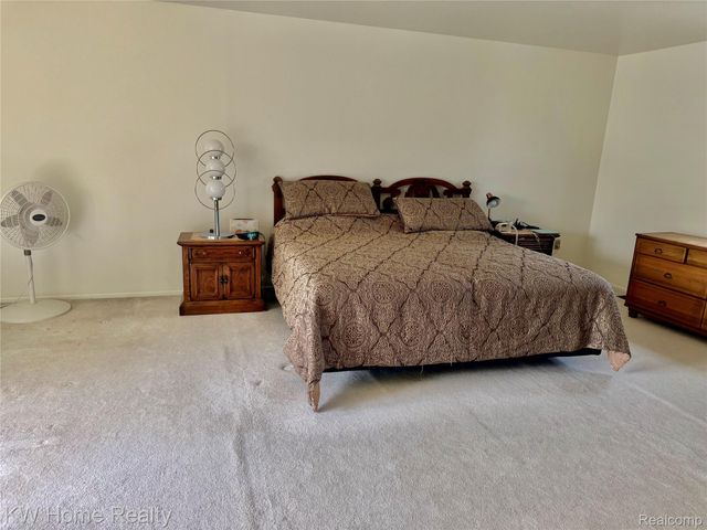 5481 S Piccadilly Circle, West Bloomfield Charter Township, MI 48322