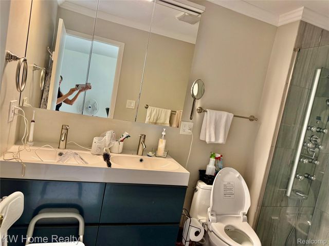 5481 S Piccadilly Circle, West Bloomfield Charter Township, MI 48322