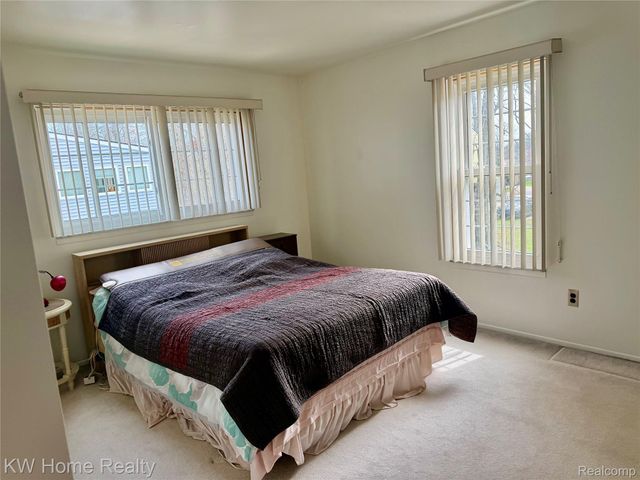 5481 S Piccadilly Circle, West Bloomfield Charter Township, MI 48322