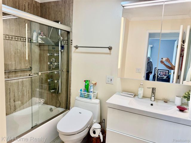 5481 S Piccadilly Circle, West Bloomfield Charter Township, MI 48322