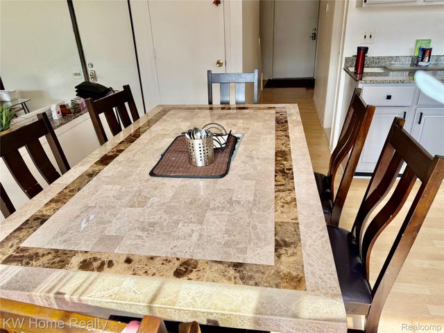 5481 S Piccadilly Circle, West Bloomfield Charter Township, MI 48322