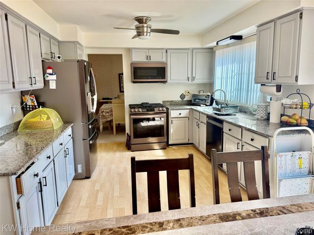 5481 S Piccadilly Circle, West Bloomfield Charter Township, MI 48322