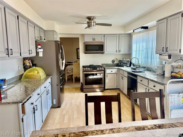 5481 S Piccadilly Circle, West Bloomfield Charter Township, MI 48322