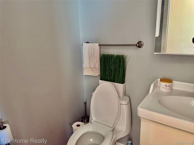 5481 S Piccadilly Circle, West Bloomfield Charter Township, MI 48322