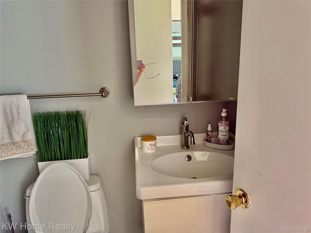 5481 S Piccadilly Circle, West Bloomfield Charter Township, MI 48322
