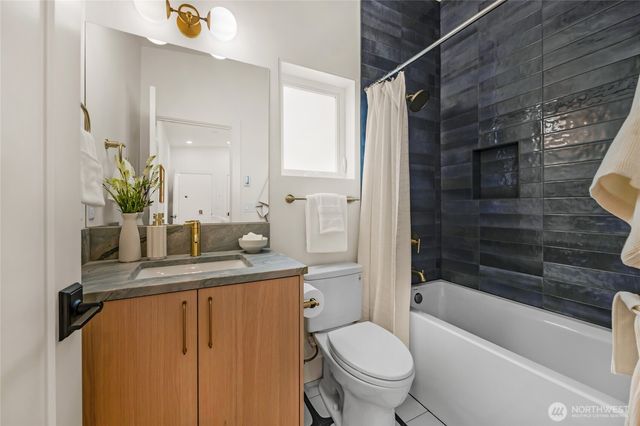 4050 32nd Avenue W, Seattle, WA 98199