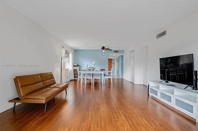 182 Lakeview Dr 204, Weston, FL 33326