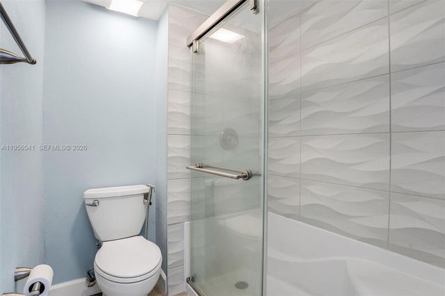 182 Lakeview Dr 204, Weston, FL 33326