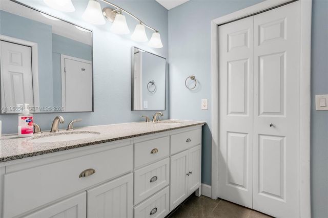 182 Lakeview Dr 204, Weston, FL 33326