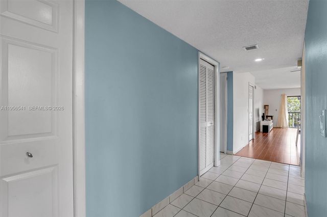 182 Lakeview Dr 204, Weston, FL 33326