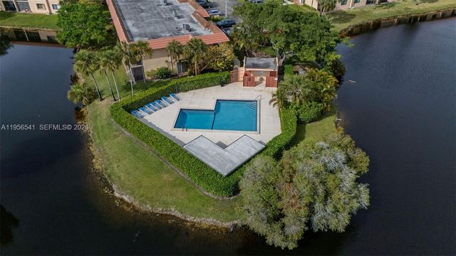 182 Lakeview Dr 204, Weston, FL 33326