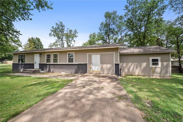 900 N Davis Street, Pea Ridge, AR 72751