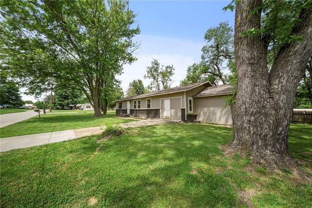 900 N Davis Street, Pea Ridge, AR 72751