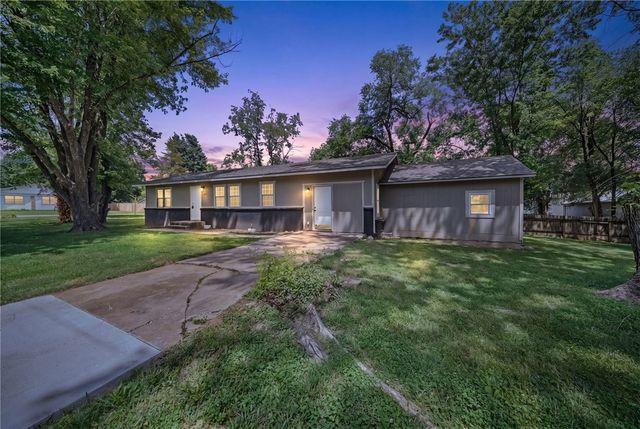 900 N Davis Street, Pea Ridge, AR 72751
