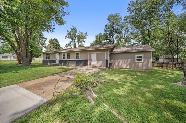900 N Davis Street, Pea Ridge, AR 72751
