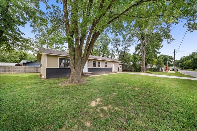 900 N Davis Street, Pea Ridge, AR 72751