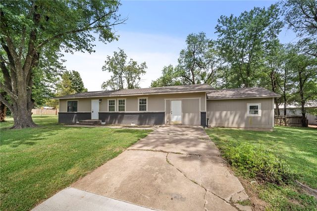 900 N Davis Street, Pea Ridge, AR 72751