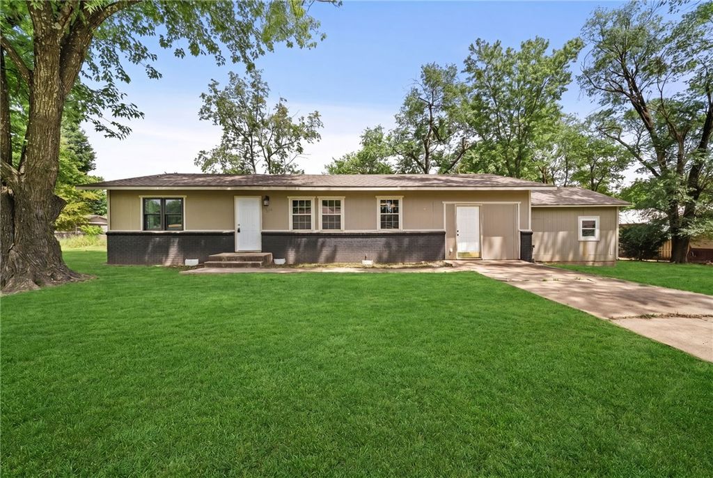 900 N Davis Street, Pea Ridge, AR 72751