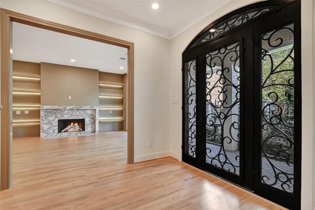 74 Briar Hollow Lane, Houston, TX 77027