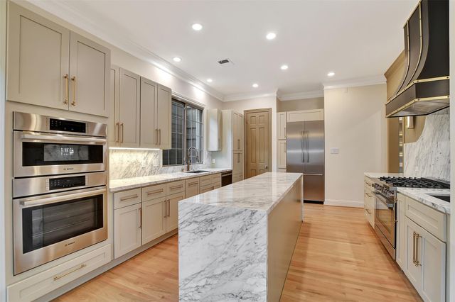 74 Briar Hollow Lane, Houston, TX 77027