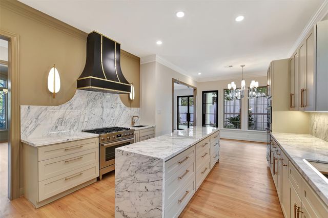 74 Briar Hollow Lane, Houston, TX 77027