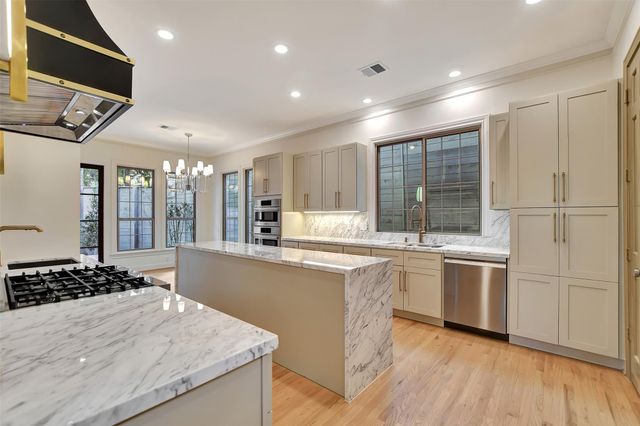 74 Briar Hollow Lane, Houston, TX 77027