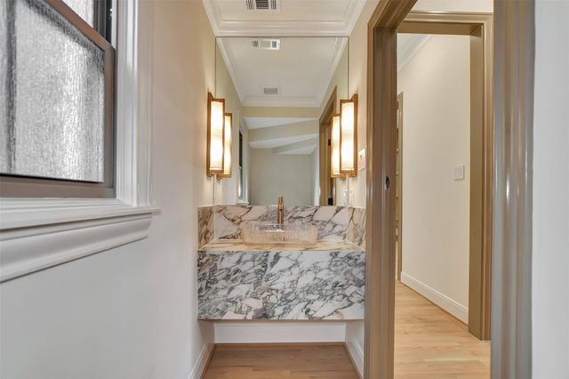 74 Briar Hollow Lane, Houston, TX 77027