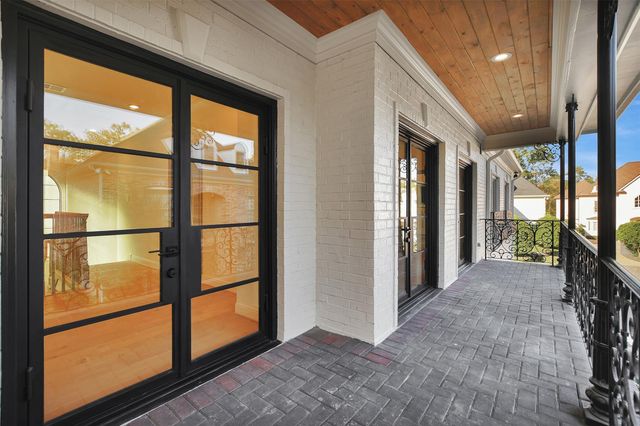 74 Briar Hollow Lane, Houston, TX 77027